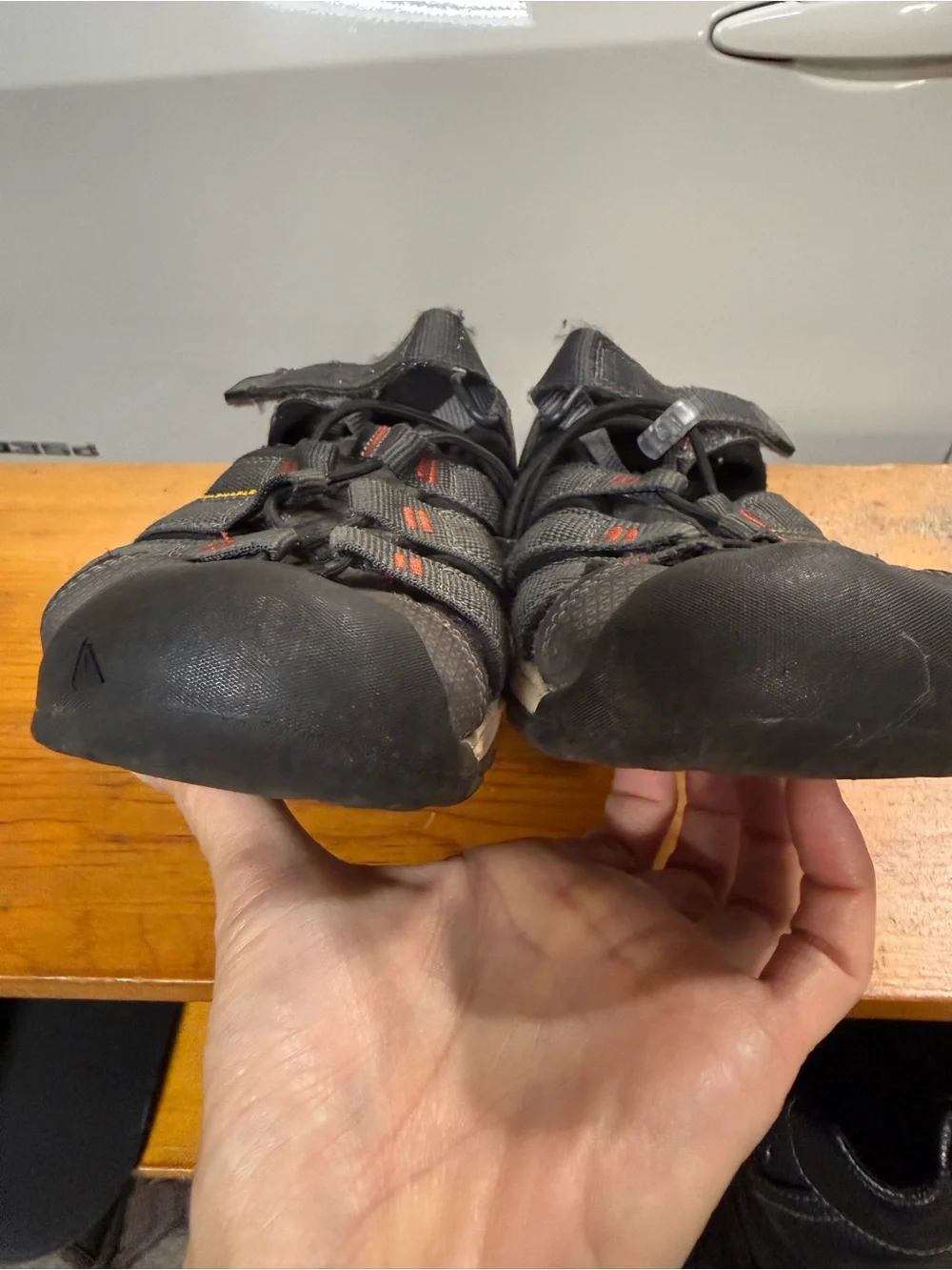 Keen Women / Big Kids Black and Gray Closed-Toe Sport Hiking Water Sandal Sz 6